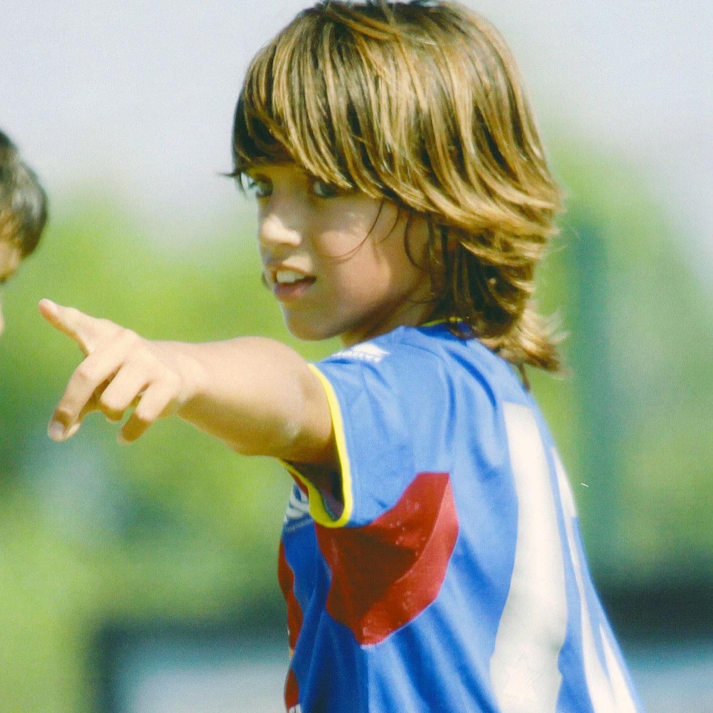 Young Santi pointing to his mom in the stands after scoring